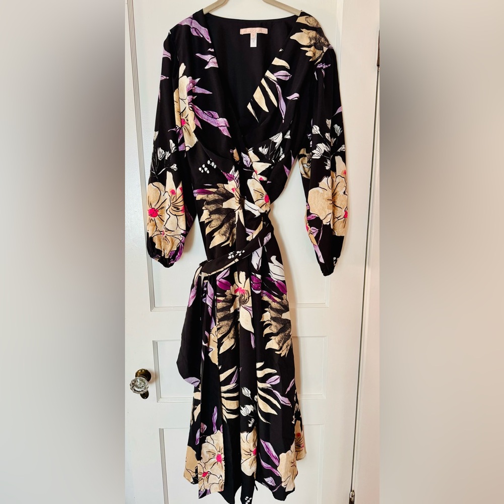Black Floral V-Neck Maxi Dress - Picture 5 of 8